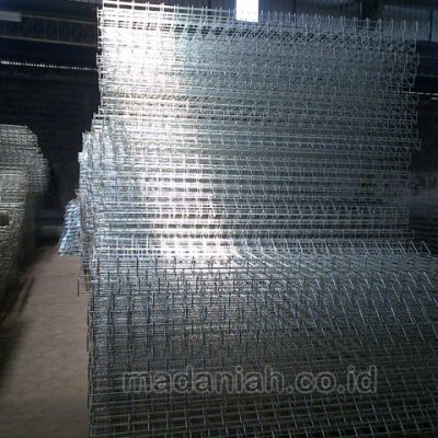 Daftar Harga Pagar BRC Ukuran 90 Besi 5 Elektro Plating Daftar Harga Pagar BRC Ukuran 90 Besi 5 Elektro Plating. Pabrik produsen distributor toko Pagar BRC jual pagar BRC ukuran 90 Besi 5 Elektro Plating dan berbagai macam jenis ukuran pintu pagar besi BRC serta aksesoris perlengkapan pagar BRC seperti klem / U Clip, kawat duri dan dop tutup tiang BRC. Silahkan hubungi kami dan dapatkan info daftar harga terbaru Kami menyediakan 2 jenis tipe pagar BRC, yaitu jenis Hot Dip Galvanized dan Electro Plating dengan segala ukuran harga bersaing dan kualitas yang baik. Keunggulan pagar BRC selain dari harga yang relatif murah juga pemasangannya yang sangat mudah dan praktis sehingga sangat disukai, bahkan untuk keindahan rumah sekalipun. Pagar kami siap pasang yang terbuat dari lembaran jaring kawat baja las dan kami bisa mendesain sesuai permintaan anda baik pagar, pintu, tiang yang anda minta. Selain pagar BRC ukuran 90 Besi 5 Elektro Plating, kami juga menyediakan bebrapa daftar harga pagar BRC ukuran yang lain, diantaranya : Daftar Harga Pagar BRC Tinggi 60 cm Tipe Elektro Plating 5 mm Daftar Harga Pagar BRC Tinggi 60 cm Tipe Elektro Plating 6 mm Daftar Harga Pagar BRC Tinggi 90 cm Tipe Elektro Plating 6 mm Daftar Harga Pagar BRC Tinggi 90 cm Tipe Elektro Plating 7 mm Daftar Harga Pagar BRC Tinggi 90 cm Tipe HotDip Galvanized 6 mm Daftar Harga Pagar BRC Tinggi 120 cm Tipe Elektro Plating 5 mm Daftar Harga Pagar BRC Tinggi 120 cm Tipe Elektro Plating 6 mm Daftar Harga Pagar BRC Tinggi 120 cm Tipe Elektro Plating 7 mm Daftar Harga Pagar BRC Tinggi 120 cm Tipe Elektro Plating 8 mm Daftar Harga Pagar BRC Tinggi 120 cm Tipe HotDip Galvanized 6 mm Daftar Harga Pagar BRC Tinggi 150 cm Tipe Elektro Plating 6 mm Daftar Harga Pagar BRC Tinggi 150 cm Tipe Elektro Plating 7 mm Daftar Harga Pagar BRC Tinggi 150 cm Tipe HotDip Galvanized 6 mm Daftar Harga Pagar BRC Tinggi 150 cm Tipe HotDip Galvanized 7 mm Daftar Harga Pagar BRC Tinggi 175 cm Tipe Elektro Plating 6 mm Daftar Harga Pagar BRC Tinggi 175 cm Tipe Elektro Plating 7 mm Daftar Harga Pagar BRC Tinggi 175 cm Tipe HotDip Galvanized 7 mm Daftar Harga Pagar BRC Tinggi 190 cm Tipe Elektro Plating 6 mm Daftar Harga Pagar BRC Tinggi 190 cm Tipe Elektro Plating 7 mm Daftar Harga Pagar BRC Tinggi 190 cm Tipe HotDip Galvanized 7 mm   Keunggulan Pagar BRC BRC (British Reinforced Concrete) adalah pagar yang terbuat dari besi beton dengan Bagian ujung pagar ditekuk sedemikian rupa sehingga memberi efek penguatan (reinforcement) dan dari beberapa besi beton yang ditekuk kemudian disatukan dengan pengelasan electric sehingga membentuk suatu lembaran (panel). Agar pagar BRC tahan karat dan tahan dari segala cuaca, maka besi betonnya dilapisi melalui proses galvanis (hot dip galvanized atau electroplating galvanized). Perbedaan finishing Hot Dip Galvanized dan Electroplating Galvanized: Hot Dip Galvanized (permukaan lebih kasar; ketahanan terhadap korosi/karat 9-10 tahun Electroplating / UCP Galvanized (permukaan lebih halus;ketahanan terhadap korosi/karat 4-5 tahun Fungsi Pagar BRC : Sebagai pagar pengaman/pembatas untuk berbagai property seperti: Rumah tinggal / Perumahan / Taman. Pertokoan / Perkantoran. Pabrik / Pergudangan. Pelabuhan / Depo Kontainer. Lapangan olah raga / Sekolah / Bandara Udara. Tower BTS / Berbagai Proyek Daftar Harga Pagar BRC Ukuran 90 Besi 5 Elektro Plating